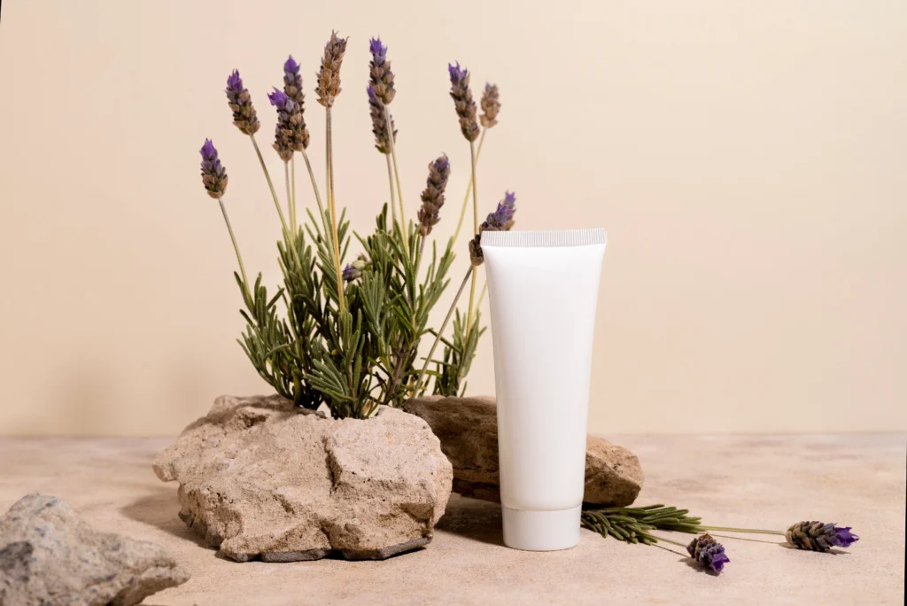 Produk facial wash sebagai bagian dari basic skincare routine untuk pemula, dengan konsep natural yang menampilkan sabun wajah untuk membersihkan kulit secara lembut.