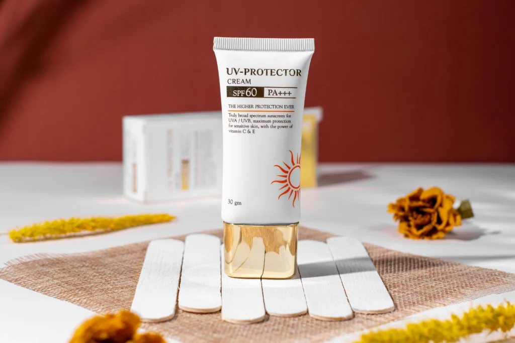 Produk sunscreen SPF sebagai bagian dari basic skincare routine untuk pemula, berfungsi melindungi kulit dari paparan sinar UV setiap hari.
