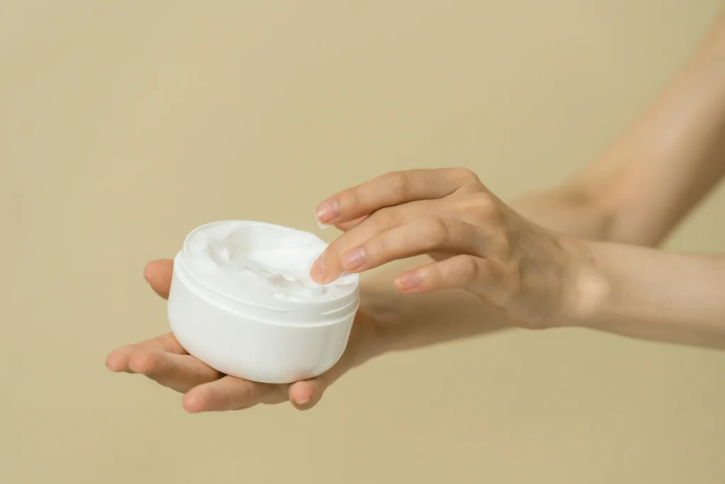 Produk moisturizer sebagai bagian dari basic skincare routine untuk pemula, digunakan untuk menjaga kelembapan kulit agar tetap sehat dan seimbang.